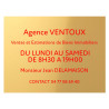 Plaque en aluminium Gris & texte Noir Percé vis et cabochons fournis.