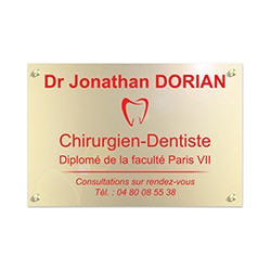 Plaque en plexiglas doré avec texte rouge