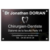 Plaque en plexiglas noir avec texte blanc