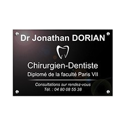 Plaque en plexiglas noir avec texte blanc