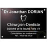 Plaque en plexiglas noir avec texte blanc