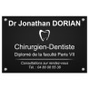 Plaque en aluminium noir avec texte blanc