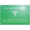 Plaque en plexiglas vert avec texte blanc