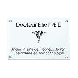 Plaque en plexiglas blanc avec texte noir