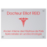 Plaque en plexiglas gris avec texte rouge