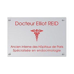 Plaque en plexiglas gris avec texte rouge