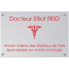 Plaque en plexiglas gris avec texte rouge