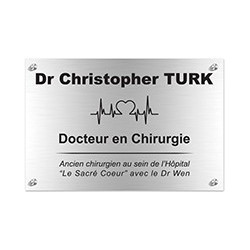 Plaque en aluminium gris avec texte noir